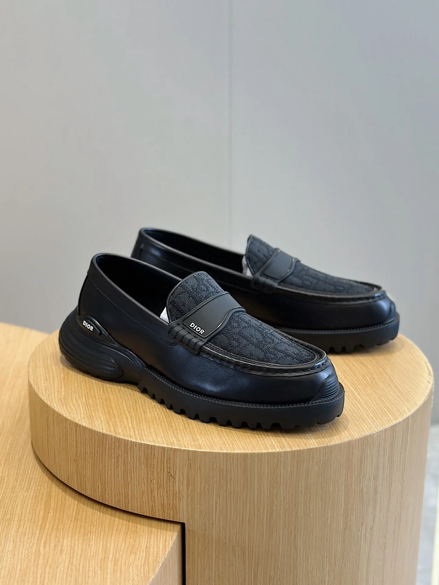 Factory price: 540💰◾️▫️Dior Combat Derby shoes are a new product in the 2024 spring men's wear series, presenting a mixed style that combines fashion design with sports elements. Crafted from black buffed calfskin leather with beige and black Oblique print panels on the sides and tongue. Designed with laces and technical zipper closure, the lightweight mixed-style sole highlights the charm of high-end customization. The Dior signature on the side enhances the style and will add a trendy touch to any look this season. Size: 39-44 (customized at 38.45)